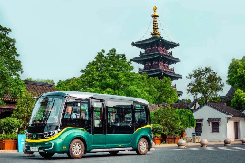 全国首批城市微循环无人小巴亮相，金旅星辰上路啦！