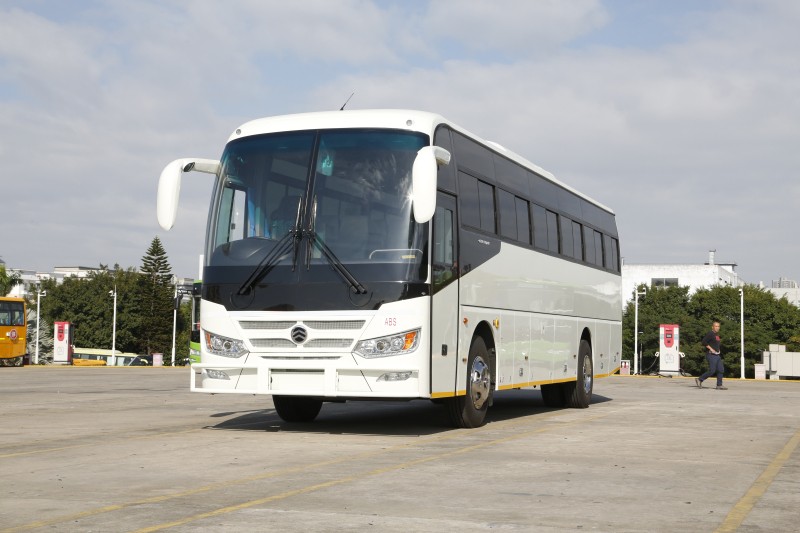 “中国制造”掳人心 批量金旅旅游大巴发运津巴布韦