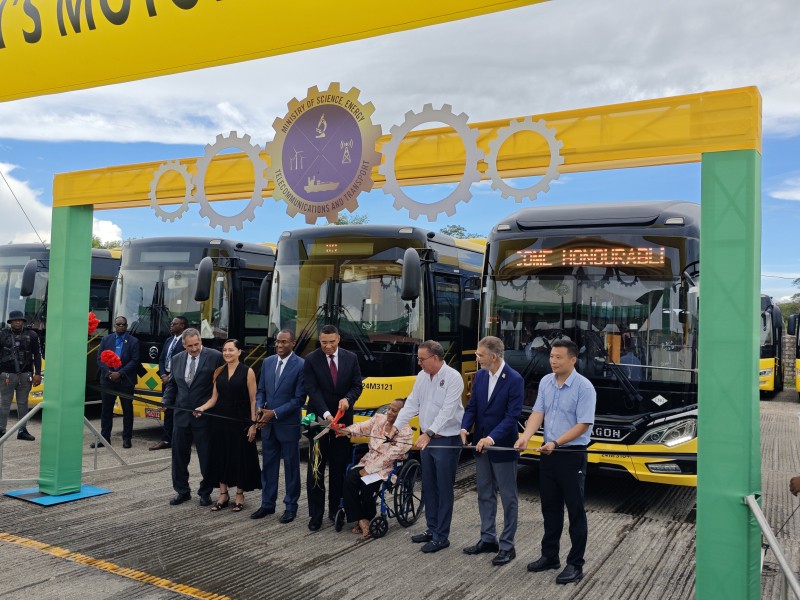 蛟龙出海盘蓝山 鲜车驰骋惊雷鬼——百余辆金旅客车惊艳牙买加街头