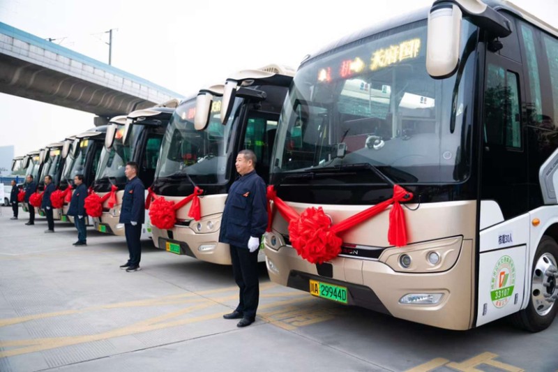 天府机场公交专线车辆升级：30辆金旅客车投入运营