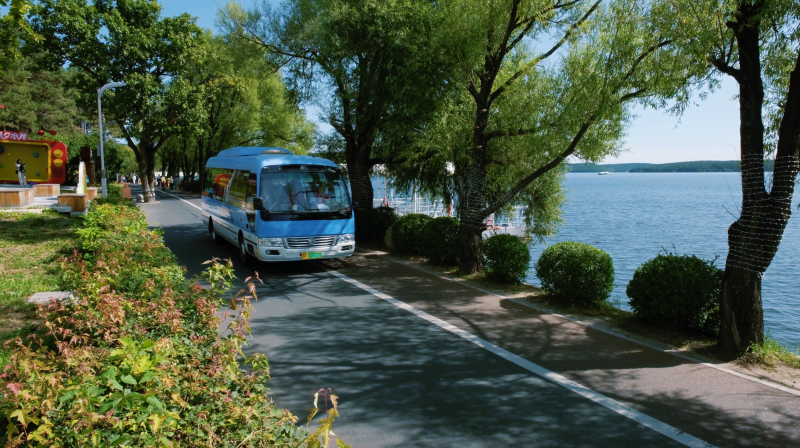 净月潭的绿色动脉：金旅纯电动考斯特守护“绿海明珠”