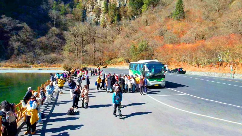 守护雪山彩林之旅 毕棚沟携手金旅客车打造景区出行新体验